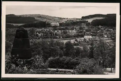 Fotografie Brück & Sohn Meissen, Ansicht Bärenfels i. Erzg., Blick vom Kriegerdenkmal auf den Ort mit Hotel Felsenburg