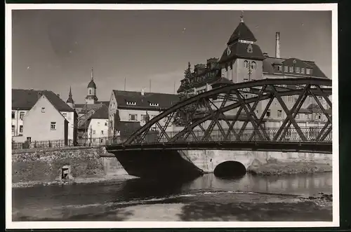 Fotografie Brück & Sohn Meissen, Ansicht Rosswein, Blick auf die Stadtmühle mit Stahlbrücke an der Muldenstrasse