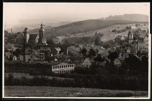Fotografie Brück & Sohn Meissen, Ansicht Geyer i. Erzg., Blick über die Dächer der Stadt mit Fabrikgebäude