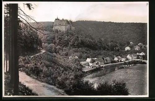 Fotografie Brück & Sohn Meissen, Ansicht Scharfenstein i. Erzg., Blick auf den Ort mit Schloss