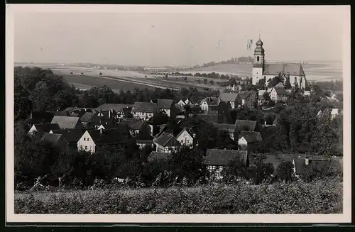 Fotografie Brück & Sohn Meissen, Ansicht Leuben i. Sa., Blick über die Dächer zur Kirche
