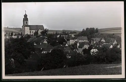 Fotografie Brück & Sohn Meissen, Ansicht Leuben i. Sa., Blick gen der Ortschaft mit Kirche