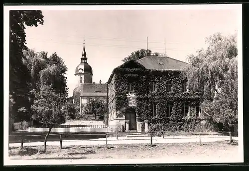 Fotografie Brück & Sohn Meissen, Ansicht Lampertswalde b. Grossenhain, Blick auf die Kirche und Schule, DDR Propaganda