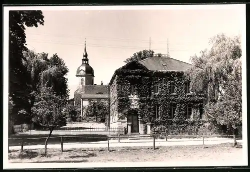Fotografie Brück & Sohn Meissen, Ansicht Lampertswalde, Partie an der Schule mit DDR Propagande Spruch, Kirche