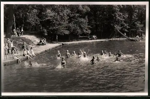 Fotografie Brück & Sohn Meissen, Ansicht Niederau-Oberau, badende Kinder im Gemeindebad