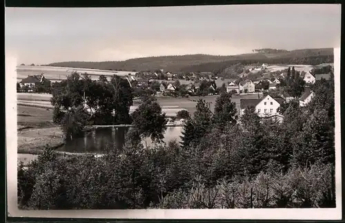 Fotografie Brück & Sohn Meissen, Ansicht Hetzdorf, Blick auf das Freibad Bad Sumpfmühle und den Ort