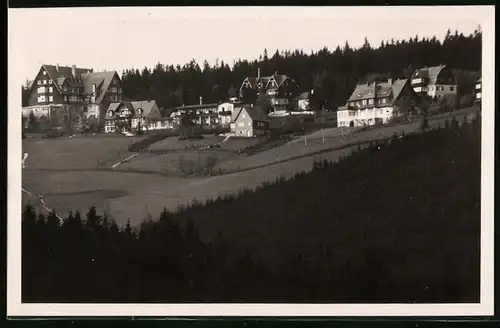 Fotografie Brück & Sohn Meissen, Ansicht Oberbärenburg, Blick auf den Ort mit Hotel