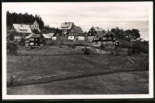 Fotografie Brück & Sohn Meissen, Ansicht Oberbärenburg i. Erzg., Ortspartie mit Wohnhäusern und Kapelle