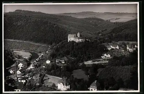 Fotografie Brück & Sohn Meissen, Ansicht Scharfenstein i. Erzg., Blick auf den Ort mit dem Schloss Scharfenstein