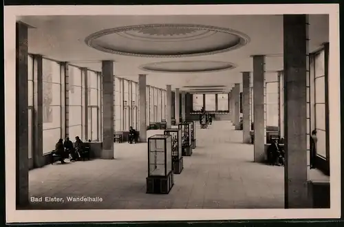 Fotografie Brück & Sohn Meissen, Ansicht Bad Elster, Blick in die Wandelhalle mit Schaukästen