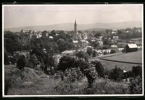 Fotografie Brück & Sohn Meissen, Ansicht Eibenstock i. Erzg., Blick auf die Stadt mit Rathaus und Kircheturm