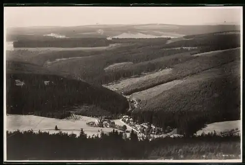 Fotografie Brück & Sohn Meissen, Ansicht Wildenthal i. Erzg., Blick auf den Ort im Tal vom Auersberg aus gesehen