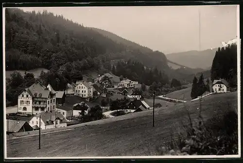 Fotografie Brück & Sohn Meissen, Ansicht Wildenthal i. Erzg., Blick auf das Hotel zur Post mit Ortspartie