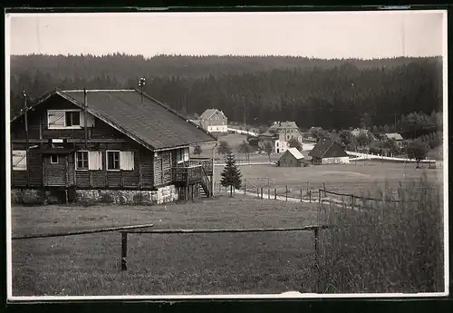 Fotografie Brück & Sohn Meissen, Ansicht Steinbach i. Erzg., Partie im Ort mit Holzhütte und Wohnhäusern