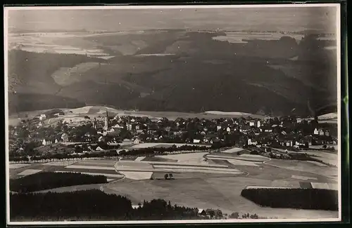 Fotografie Brück & Sohn Meissen, Ansicht Eibenstock i. Erzg., Blick auf den Ort mit Kirche