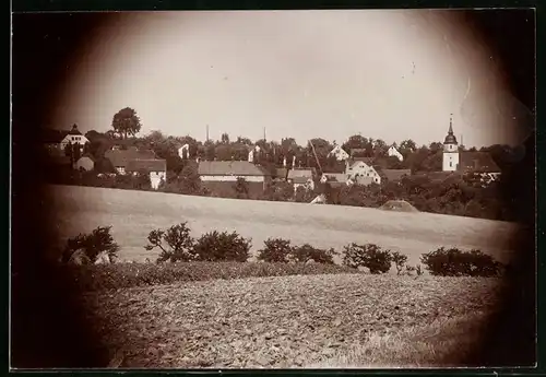 Fotografie Brück & Sohn Meissen, Ansicht Heynitz, Blick nach dem Dorf mit KIrche