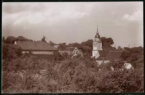 Fotografie Brück & Sohn Meissen, Ansicht Heynitz, Blick auf das Dorf mit Kirche