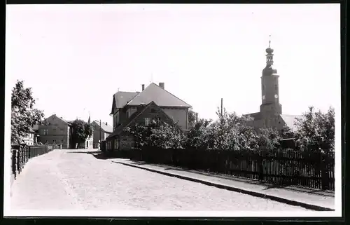 Fotografie Brück & Sohn Meissen, Ansicht Lauchhammer-Mitte, Strassenpartie mit Blick zur Kirche und Wohnhaus