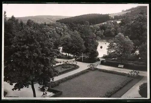 Fotografie Brück & Sohn Meissen, Ansicht Bad Elster, Blick auf den Rosengarten mit Teichanlage