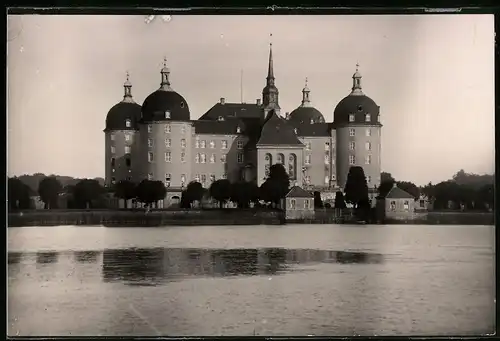 Fotografie Brück & Sohn Meissen, Ansicht Moritzburg, Blick über den See auf das Jagdschloss Moritzburg