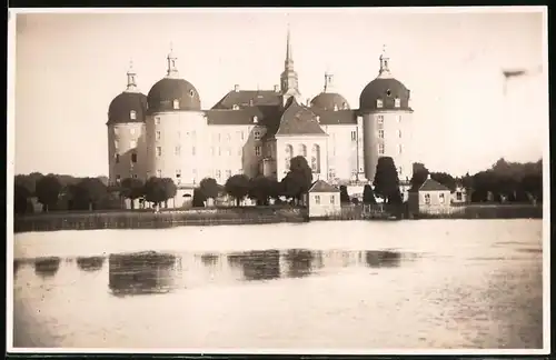 Fotografie Brück & Sohn Meissen, Ansicht Moritzburg b. Meissen, Blick auf das Jagdschloss Moritzburg