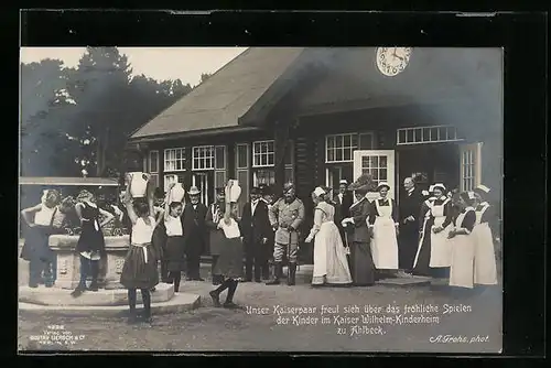AK Ahlbeck, Besuch des deutschen Kaiserpaars im Kinderheim, Pflegerinnen in Schwesterntracht, Kinder am Brunnen