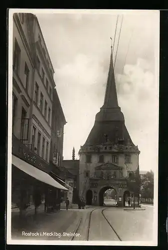 AK Rostock, Strassenpartie mit Steintor