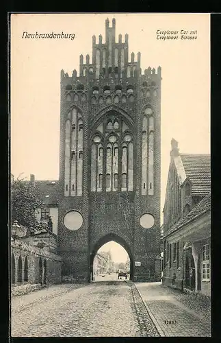 AK Neubrandenburg, Treptower Tor mit Treptower Strasse
