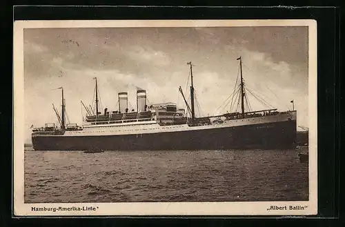 AK Passagierschiff Albert Ballin der H.-A.-Linie heizt die Kessel an