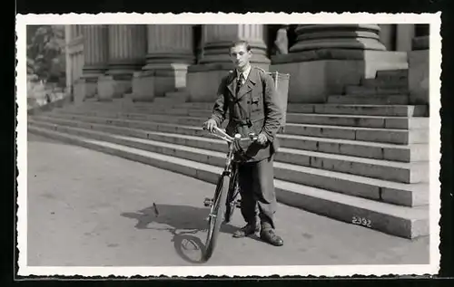 Foto-AK Junger Mann mit zeitgenössischem Fahrrad und Korb auf dem Rücken