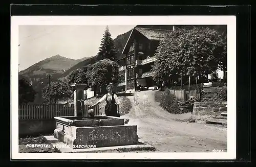 AK Gaschurn, Posthotel Rössle mit Frau am Brunnen