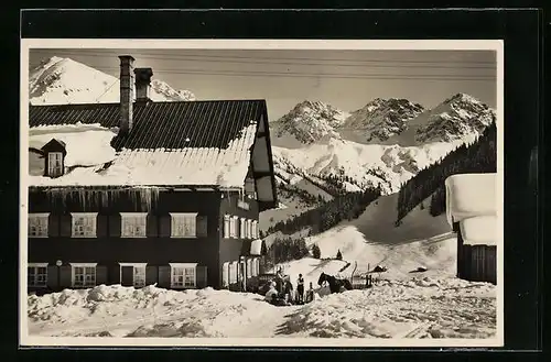 AK Mittelberg, Gasthof Krone mit Bergpanorama