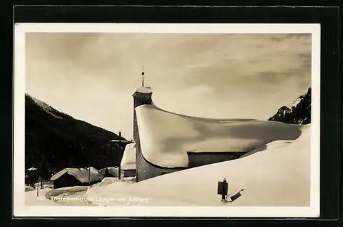 AK Langen am Arlberg, Theresienkirche unter Schneemantel im Winter