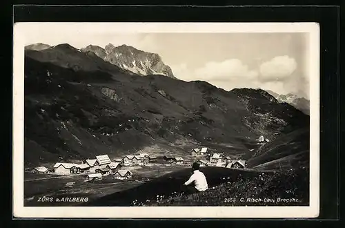 AK Zürs, Wanderer geniesst den Blick auf den Ort