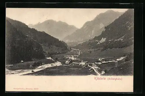 AK Klösterle /Arlbergbahn, Ortsansicht mit Blick auf die Berge