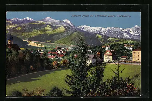 AK Bludenz, Ortsansicht mit Strasse gegen die Schweizer Berge