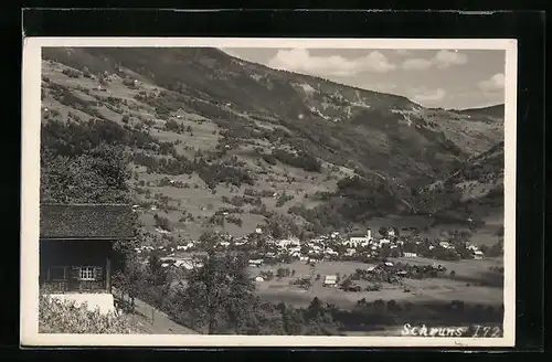 AK Schruns, Ortsansicht mit Wiesen und Bäumen