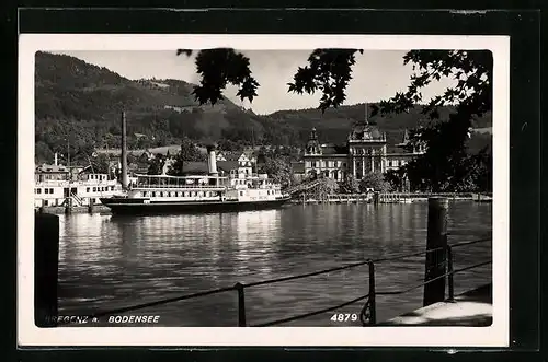 AK Bregenz a. B., Ufergebäude mit Dampfer vom See aus gesehen