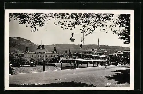 AK Bregenz, Partie am Hafen mit Dampfer und Blick auf Gebäude