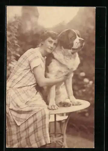 AK Junge Frau mit Bernhardiner auf einem Gartentisch