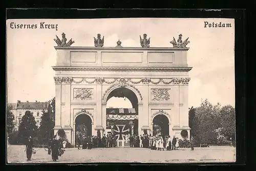 AK Potsdam, Eisernes Kreuz am Brandenburger Tor mit Publikum, Nagelung Kriegshilfe