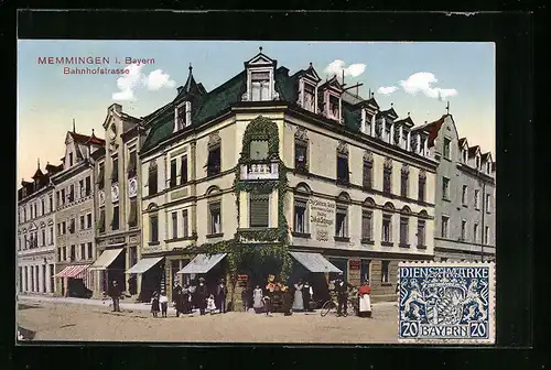 AK Memmingen /Bay., Partie in der Bahnhofstrasse, mit Handlung Schauppel und Passanten