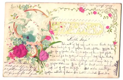 Stoff-Präge-AK Zwei weisse Tauben teilen sich einen Brief inmitten von Rosen aus echtem Stoff