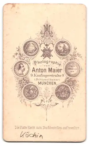 Fotografie Anton Maier, München, Kaufingerstrasse 9, Bürgerliche im Sonntagskleid mit verschränkten Armen