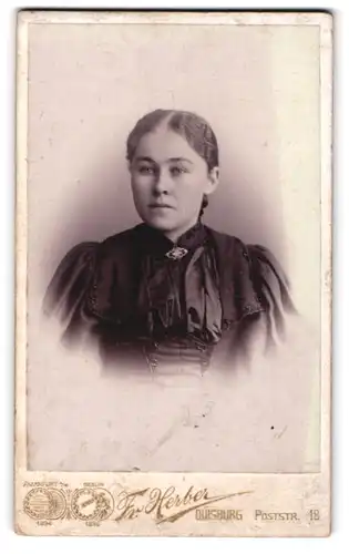 Fotografie Fr. Herber, Duisburg, Poststr. 18, Junge bürgerliche Frau im Sonntagskleid