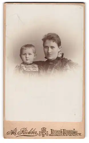 Fotografie Ad. Richter, Leipzig, Merseburgerstr. 61, Bürgerliche mit ihrem Kind