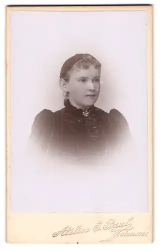 Fotografie Atelier E. Paul, Weimar, Seminarstrasse 6, Junges Mädchen in schwarzweiss fotografiert
