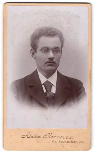 Fotografie Ateleir Hannovera, Hannover, Gr. Packhofstr. 34, Junger Mann mit Brille und Krawatte