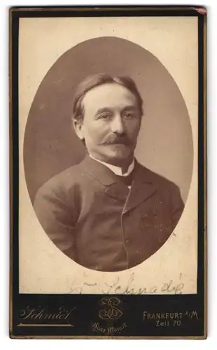 Fotografie J. Schmidt, Frankfurt a. M., Zeil 70, Bürgerlicher Mann im Mantel mit Schnurrbart