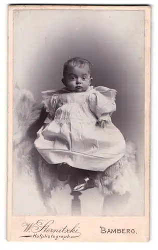 Fotografie W. Sternitzki, Bamberg, Hainstrasse 2, Niedliches Baby im weissen Kleid